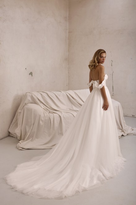https://www.sposa-lia.com/images/stories/virtuemart/product/per-in white-021-verona-03.jpg